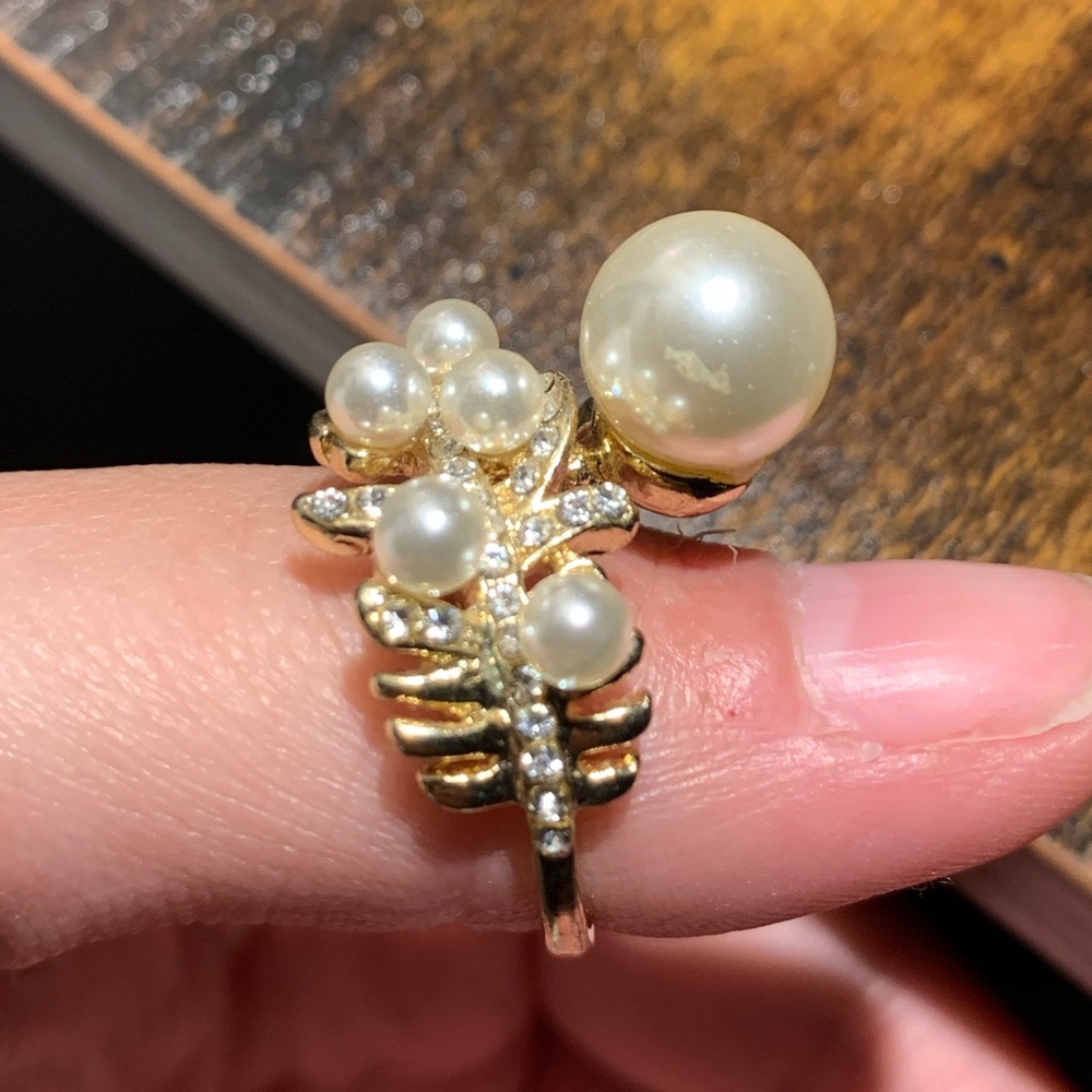 3/$10 Fake pearl & jewel clustered ring